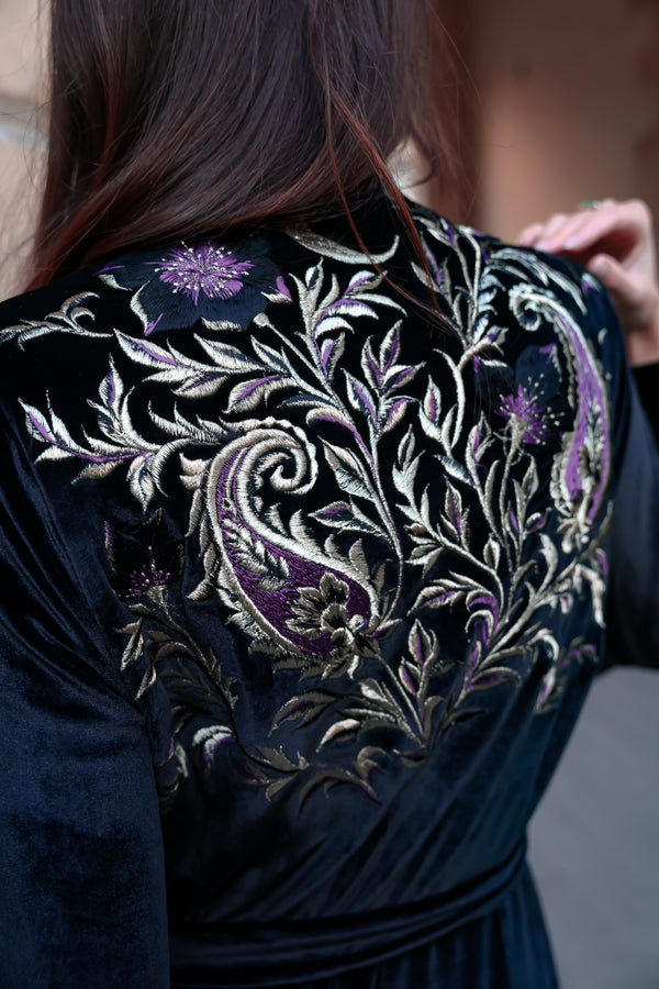 Where fabric becomes form and form becomes a moment of grace.An embroidered kimono, a cotton-twill pouch, and the quiet promise of celebrations ahead — from winter gatherings to Ramadan evenings, weddings, and every cherished occasion along the way.This is the language of Sablétoiles — modest luxury in its most refined form.